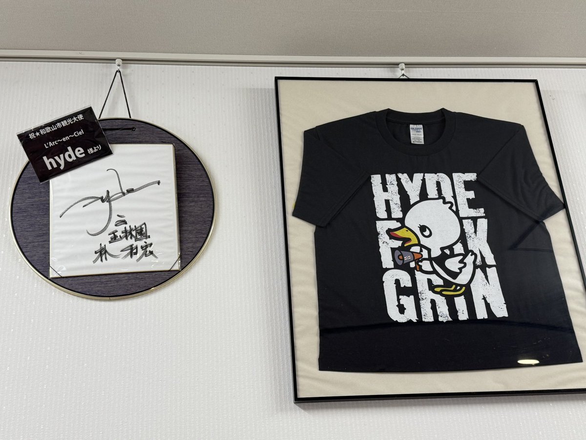 AYCA____XxX's tweet photo. グリーンコーナー本店にHYDEさんのサインとTシャツあった(՞ o̴̶̷̤  ̫ o̴̶̷̤ ՞) https://t.co/uiMupAbuk4