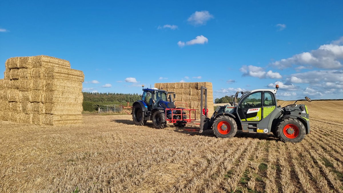 GreenknoweFarm's tweet image. Rounding up the spring barley straw ready to load out. Perfect conditions, not a mark made. Soil tests done, and its ready to sow again. @NFUStweets #straw #barley #harvest25