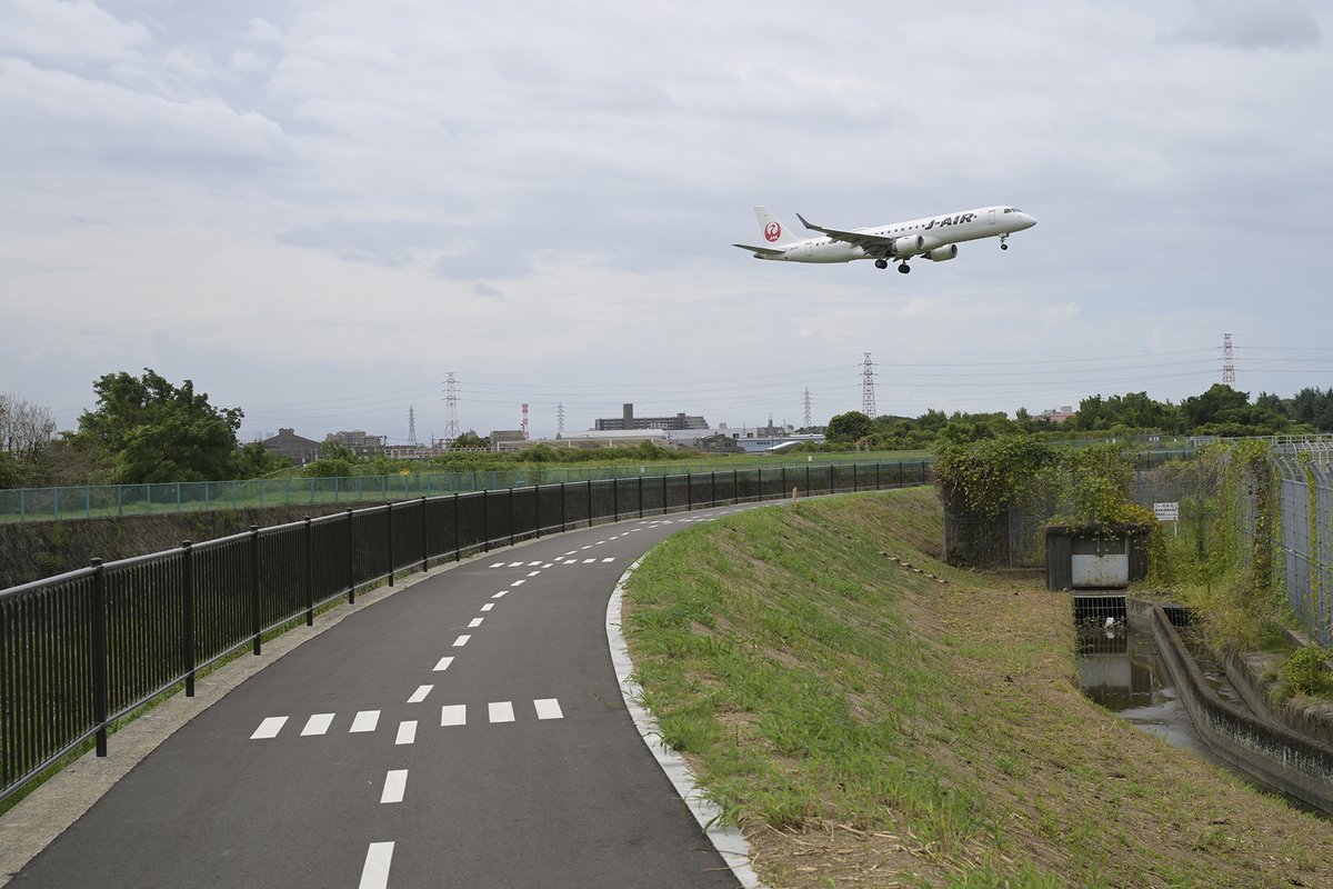 伊丹空港の新撮影スポットが本日オープン！ 豊中つばさ公園「ma-zika」と、供用を再開した千里川土手右岸の初日の様子です。施設概要はAIRLINE webをご覧ください。Photo：Tsugami Ryohei
airline.ikaros.jp/news/42501/

さらに9月30日発売の月刊エアラインでも関係者へのインタビューを掲載予定です。