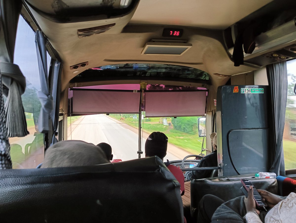 exitworker's tweet image. 夜行バスでナイロビからウガンダのジンジャへ。約590㌔、乗車15時間で3000ks（3400円）。凸凹の未舗装路もあり揺れた。国境の手続きで1時間半停車。両替屋がいっぱいいて、ほぼ公式レートで換金してくれた。ありがたやま。#アフリカ縦断 #ケニア　#ウガンダ