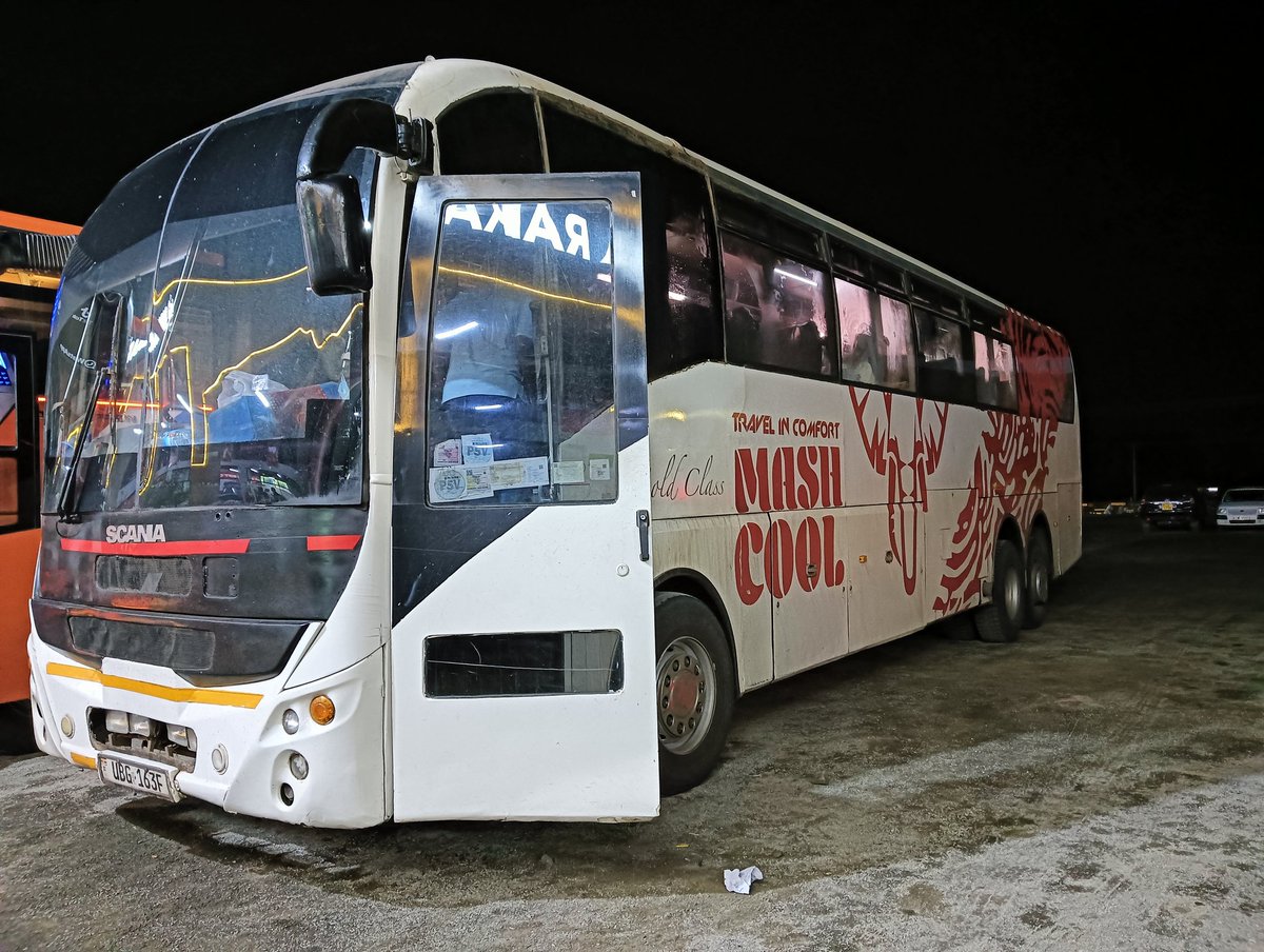 exitworker's tweet image. 夜行バスでナイロビからウガンダのジンジャへ。約590㌔、乗車15時間で3000ks（3400円）。凸凹の未舗装路もあり揺れた。国境の手続きで1時間半停車。両替屋がいっぱいいて、ほぼ公式レートで換金してくれた。ありがたやま。#アフリカ縦断 #ケニア　#ウガンダ