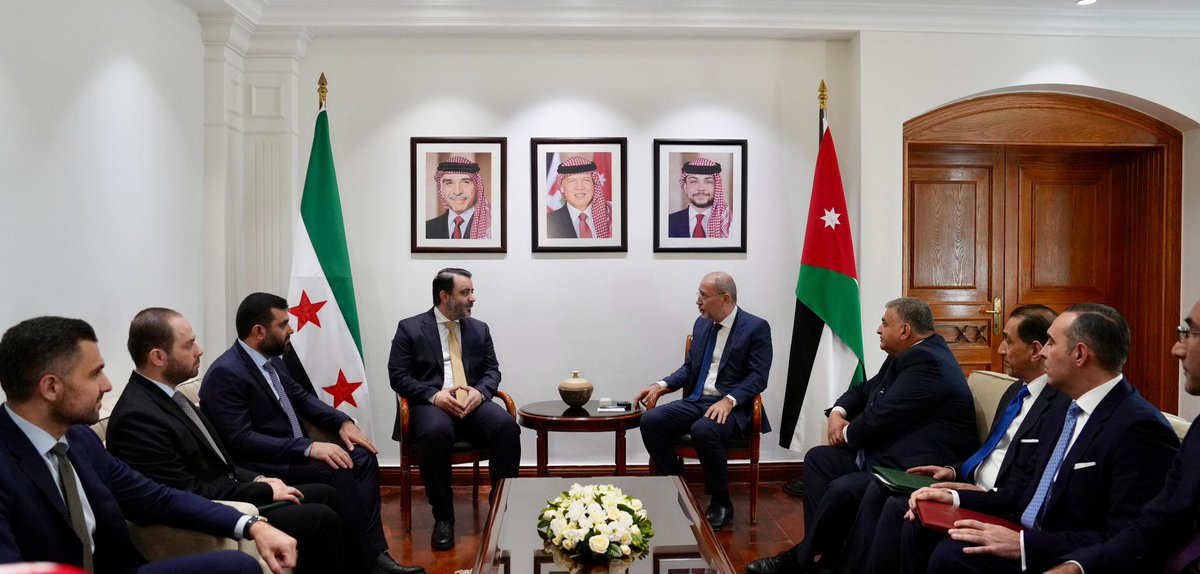 يجتمع الآن نائب رئيس الوزراء ووزير الخارجية وشؤون المغتربين أيمن الصفدي <a href="/AymanHsafadi/">Ayman Safadi</a>، ووزير الخارجية والمغتربين السوري أسعد الشيباني <a href="/AsaadHShaibani/">أسعد حسن الشيباني</a>، قُبَيل بدء الاجتماع الثلاثي الأردني-السوري- الأميركي المشترك لبحث الأوضاع في سوريا، وسبل دعم عملية إعادة بناء سوريا على الأسس