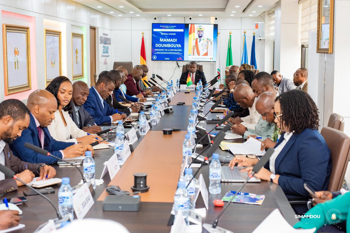 𝐌𝐏𝐂𝐈 | Réunion de cabinet
Ouverte par des prières pour la réussite des projets &amp; la quiétude sociale, la séance a abordé le retour sur l’atelier PPBSE et la remise de véhicules aux inspecteurs régionaux du Plan.
Détails 👉 lnkd.in/exSJdZb