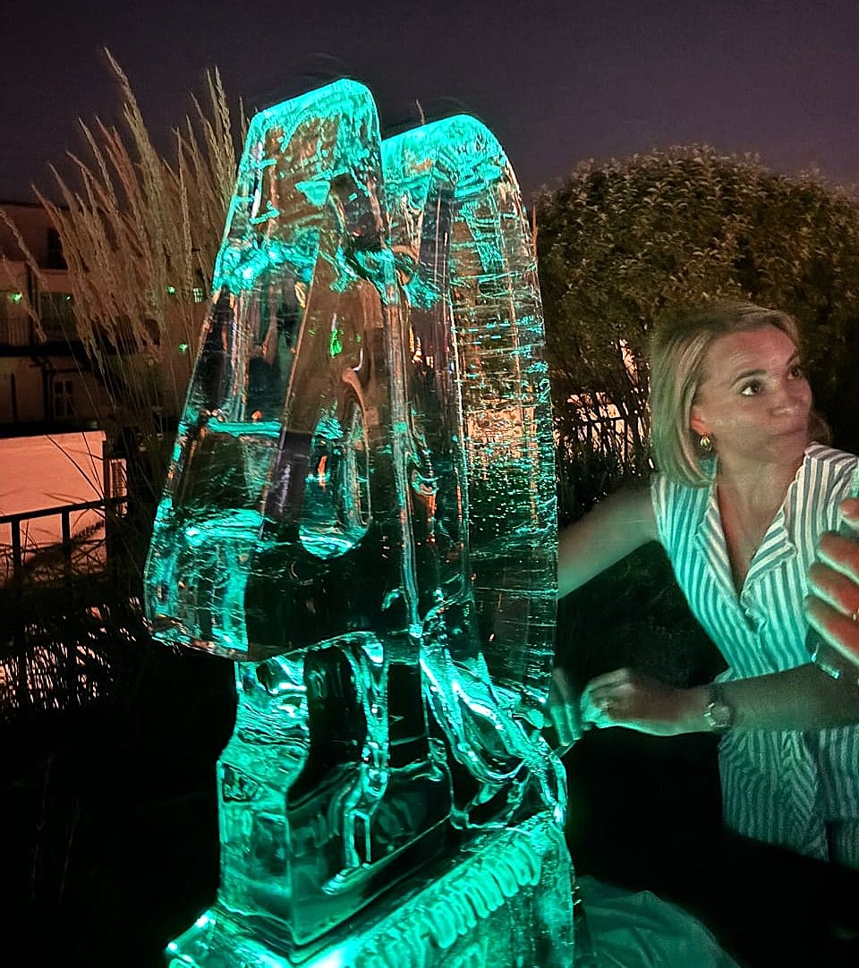 TechneIce's tweet image. Having a #happybirthday and enjoying the occasion with an #iceluge from #TechneIce
#ice #icesculpture #creative #drinks #party #summer