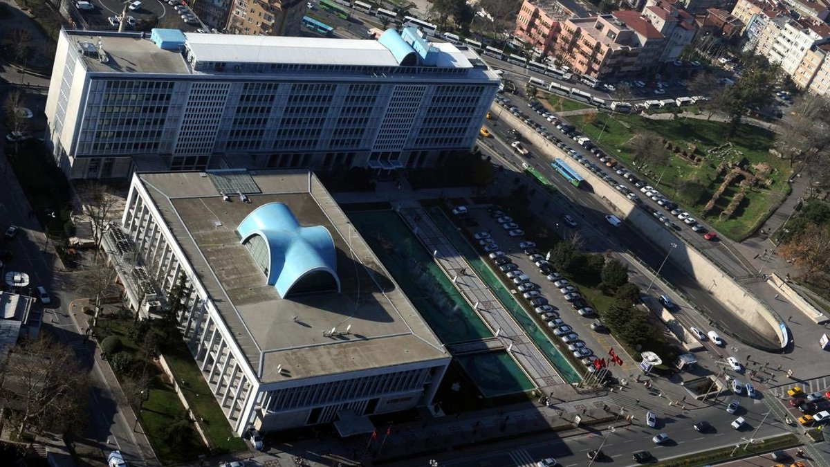 CHP'li İBB'ye yönelik yolsuzluk soruşturmasında, İBB Basın ve Halkla İlişkiler Daire Başkanı Taner Çetin'in eski eşi ve oğlunun da aralarında bulunduğu 14 şüpheli hakkında gözaltı kararı verildi. Şüphelilerden 13'ü gözaltına alındı.