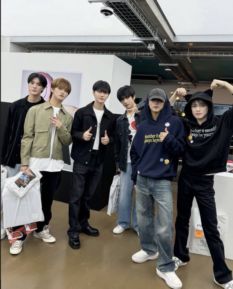 Let's celebrate Jaemin's first debut as a photographer who is so cool, not just the work he produced, but the love he distributed so much. So much memory. So many things we'll be able to perpetuate.

NARCISSISM – JAEMIN 1st EXHIBITION