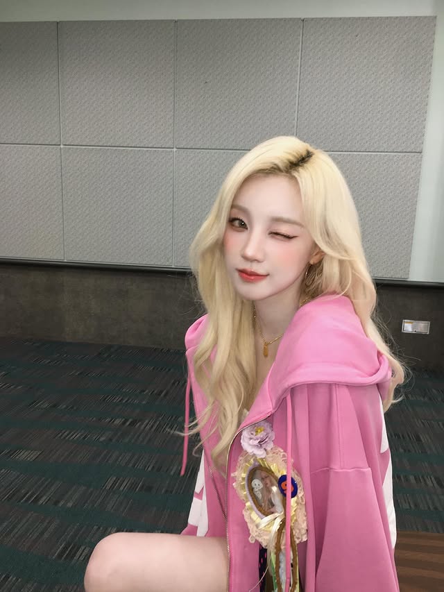 wikipicky_kr's tweet photo. 📅 Mark your calendars—Yuqi’s September solo comeback is set to bring new music, bold vibes, and the all-rounder charm we’ve been waiting for.

#IDLE #GIDLE #YUQI #Kpop #Solo #Solocomeback #comeback #KpopNews

[📷: yuqisong.923 Instagram] https://t.co/7cH2qFz98s