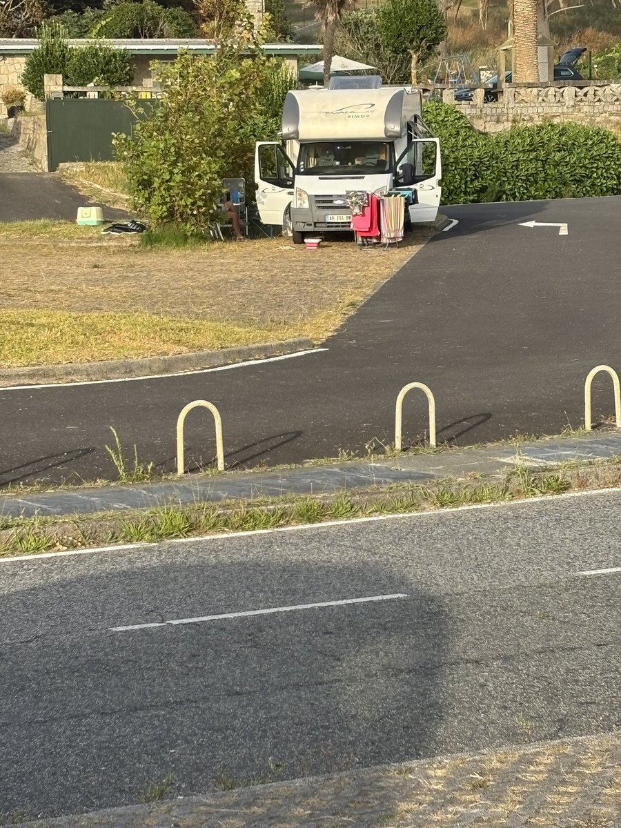 Que se permita esto es una jodida vergüenza <a href="/FerrolOficial/">Concello de Ferrol</a>, vais a controlar de verdad en algún momento a esta gente que campa a sus anchas? 
Todos los años con el mismo cuento en Doniños teniendo que soportar a estos incívicos que además no dejan ni un mísero € en la ciudad