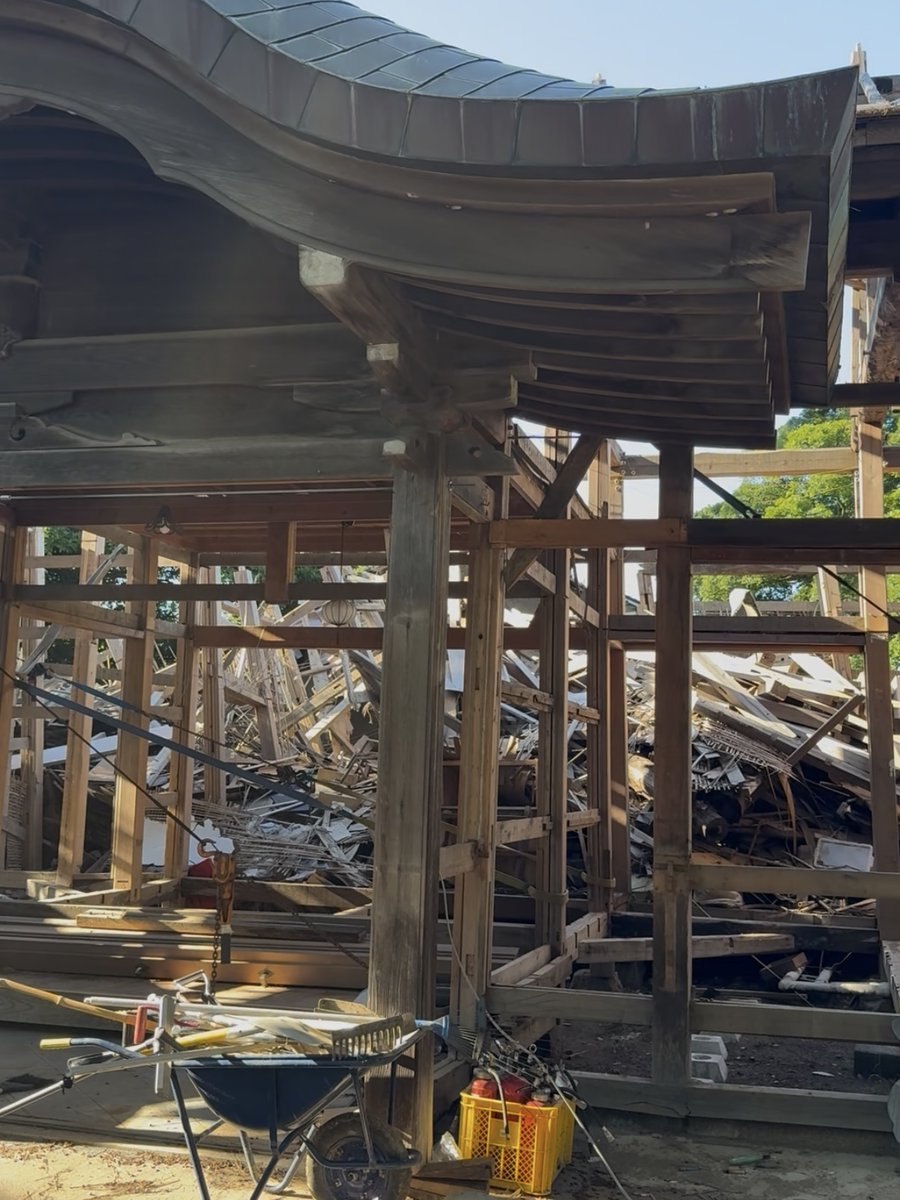 kintsuzuike's tweet image. 先日、妻の実家の能登に里帰りしてきました。

あれから1年半。

風景は少しずつ戻っていましたが、まだまだ復興は進んでいません。

仮設住宅に暮らす方々。
営業を再開できないお店。
壊れたままの建物。

“日常”には、遠さがありました。

つづきます

⬇︎