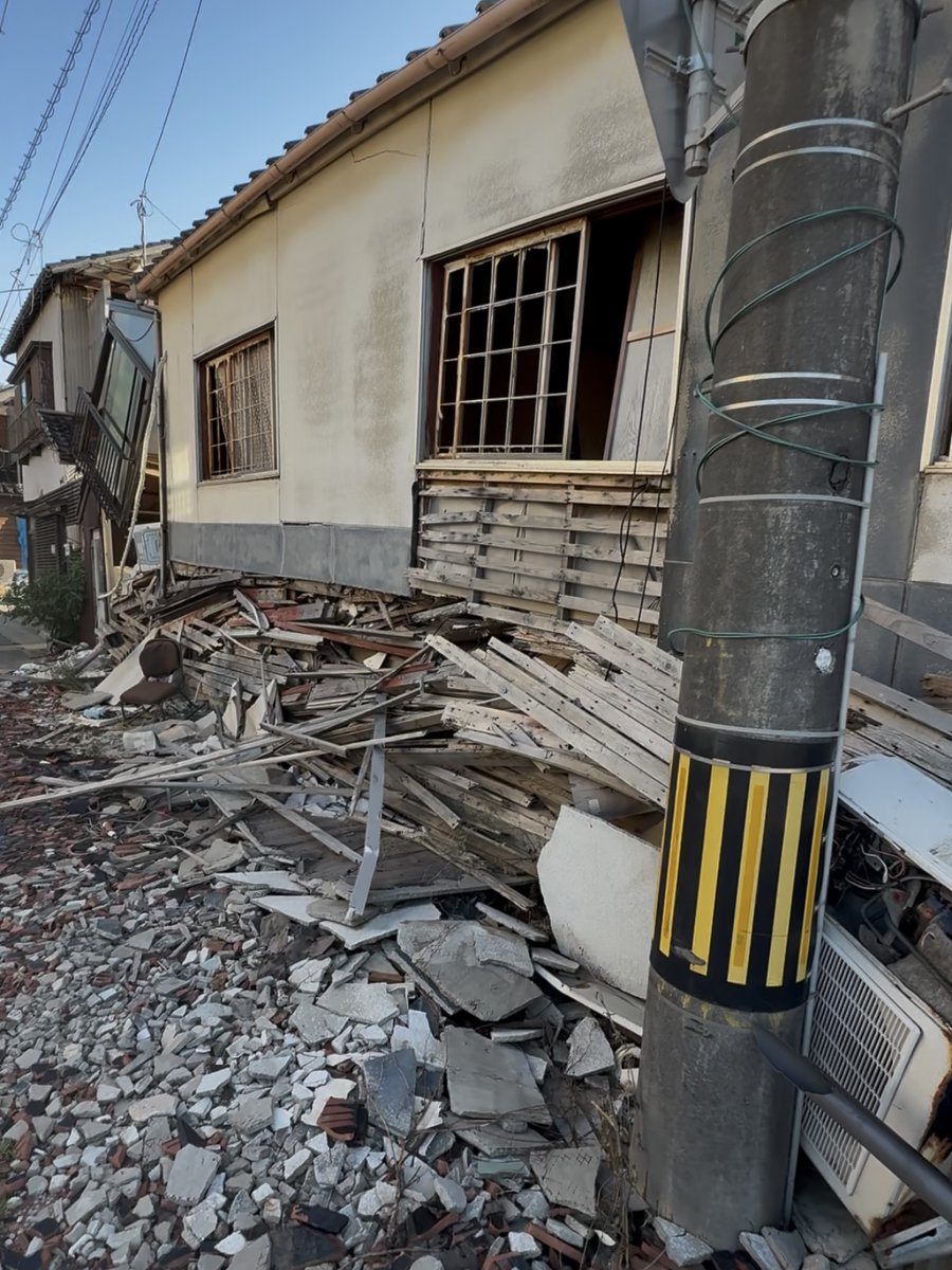 kintsuzuike's tweet image. 先日、妻の実家の能登に里帰りしてきました。

あれから1年半。

風景は少しずつ戻っていましたが、まだまだ復興は進んでいません。

仮設住宅に暮らす方々。
営業を再開できないお店。
壊れたままの建物。

“日常”には、遠さがありました。

つづきます

⬇︎