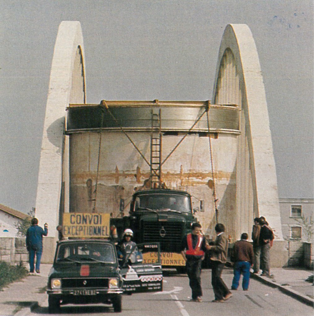 📸 Photo du jour

Mai 1980 : Le petit bouchon tournant du réacteur nucléaire à neutrons rapides Superphénix franchit le pont de Loyettes (Ain).

Ça passe tout juste 😅 !
1/6