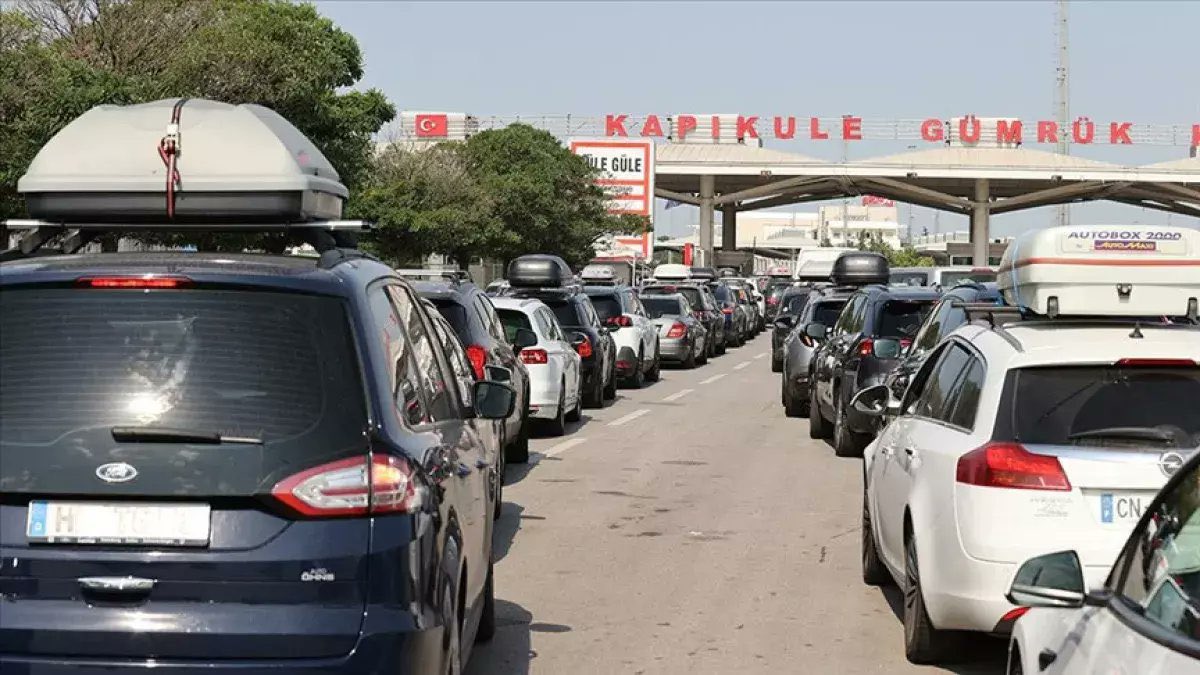 asayisberkemal0's tweet photo. Otoyol ücretlerini ödemeyen ve trafik cezası kesilen gurbetçilerin ülkeden çıkışına yasak getirildi. 

Kapıkule Gümrüğü'nde uzun kuyruklar oluştu. https://t.co/xAknAeFbN0