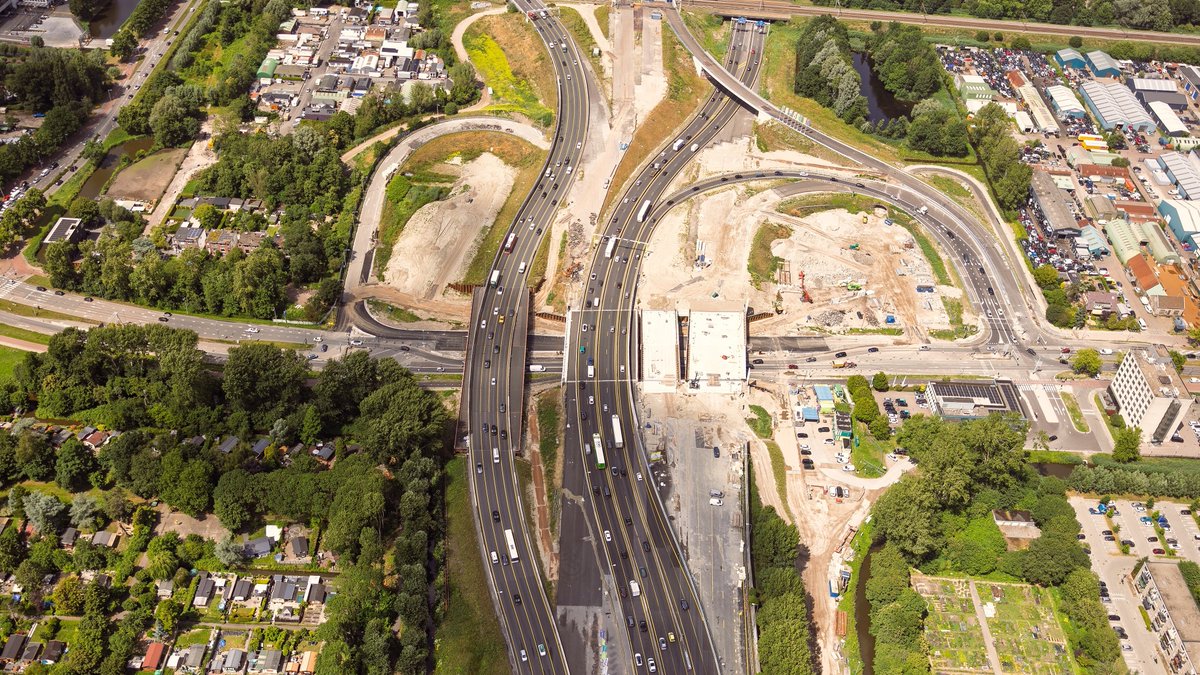 Hoe vervang je een viaduct in een drukke snelweg als de A16 bij Rotterdam? Het klinkt als het begin van een mop, maar het was een serieuze uitdaging! Weten hoe dat precies in z'n werk ging? Check het artikel!👇

🔗 rijkswaterstaat.nl/nieuws/archief…