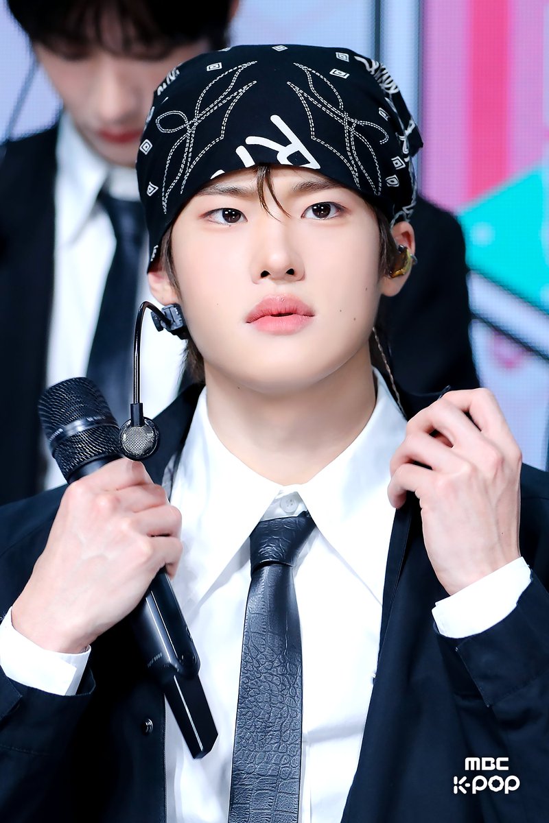 MBC_entertain's tweet photo. 벽돌 속 보물 대공개📂
MBC KPOP #음중_벽돌깨기 🧱⛏️

저기... 얼굴에 초코칩 붙었어요 🍪 

#쇼음악중심 #음중 #ENHYPEN #성훈 #RIIZE #소희 #THEBOYZ #큐 #KickFlip #케이주 https://t.co/V0yV7ShaYC