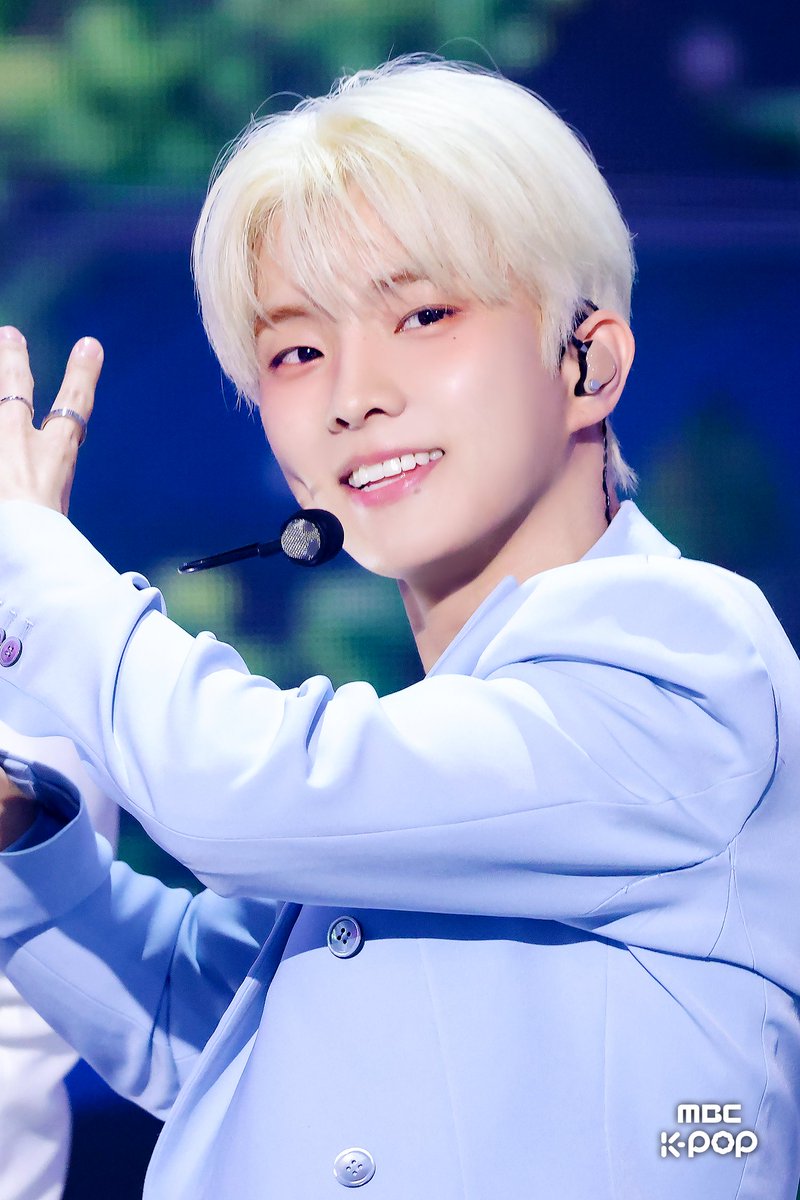 MBC_entertain's tweet photo. 벽돌 속 보물 대공개📂
MBC KPOP #음중_벽돌깨기 🧱⛏️

저기... 얼굴에 초코칩 붙었어요 🍪 

#쇼음악중심 #음중 #ENHYPEN #성훈 #RIIZE #소희 #THEBOYZ #큐 #KickFlip #케이주 https://t.co/V0yV7ShaYC