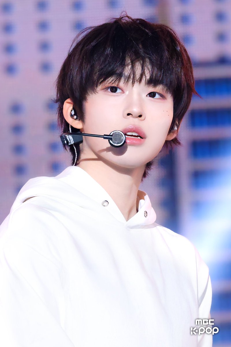 MBC_entertain's tweet photo. 벽돌 속 보물 대공개📂
MBC KPOP #음중_벽돌깨기 🧱⛏️

저기... 얼굴에 초코칩 붙었어요 🍪 

#쇼음악중심 #음중 #ENHYPEN #성훈 #RIIZE #소희 #THEBOYZ #큐 #KickFlip #케이주 https://t.co/V0yV7ShaYC