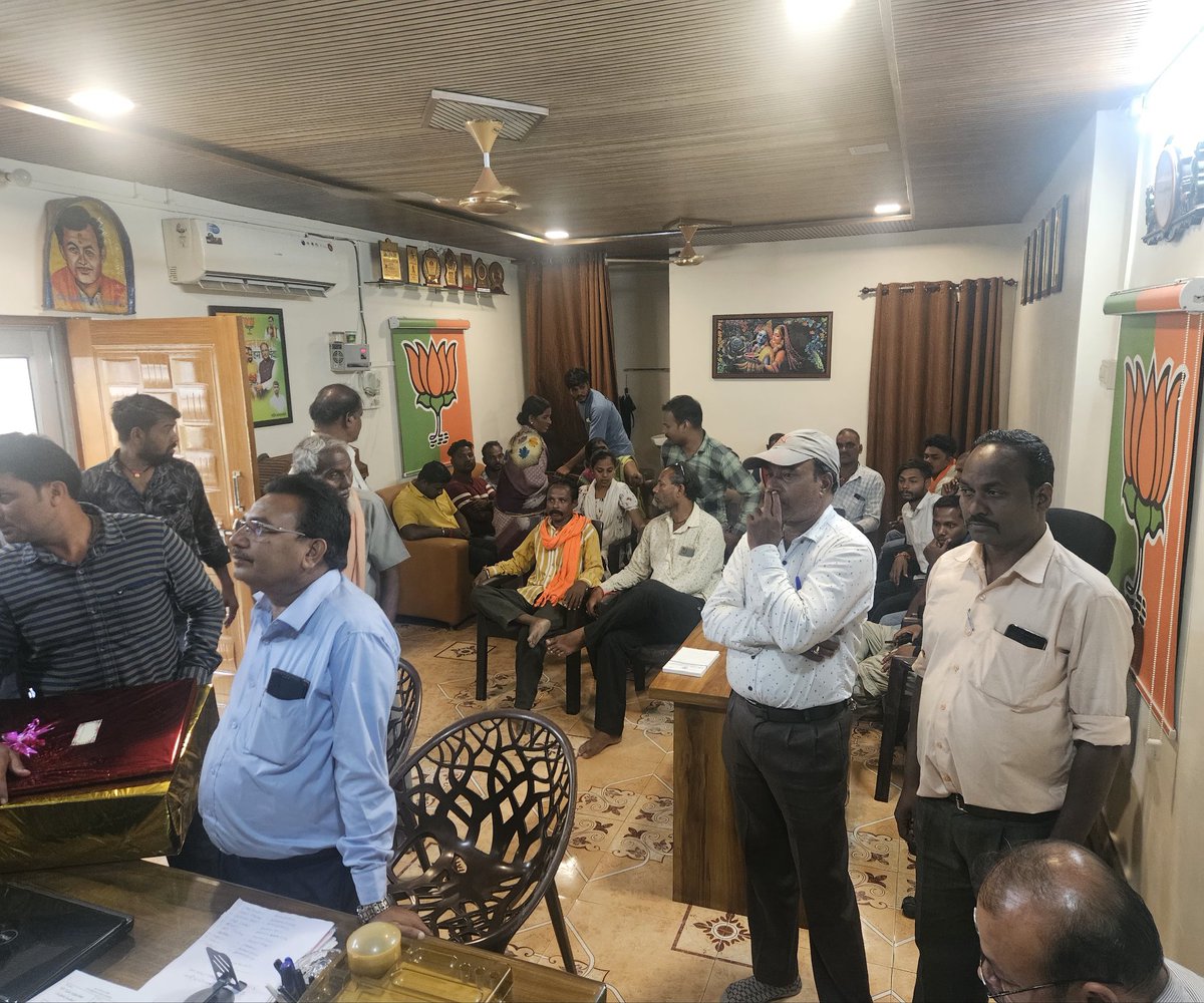 "विश्वास की डोर, सेवा का संकल्प"

आज कोरबा चारपारा कोहड़िया स्थित निज निवास कार्यालय में जनदर्शन कार्यक्रम के तहत नागरिकों की समस्याएं सुनी गईं।
 कई समस्याओं का तत्काल समाधान व शेष का विभागीय समन्वय कर निर्देश दिया।प्रधानमंत्री अन्न योजना के अंतर्गत एक हितग्राही को राशन कार्ड दिय