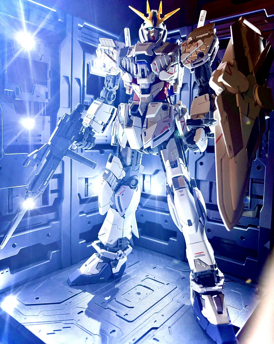 MGナラティブガンダムC装備ver.Ka 完成😊サイコフレームをピンクのクリアパーツにするとおもちゃ感出るので非発光パーツをシルバーで塗装しました。良い感じになりました
#ガンダム　#ガンプラ　#ガンプラ好きと繋がりたい　#gundam  #gunpla  #プラモデルライフ  #プラモデル　#ナラティブガンダム