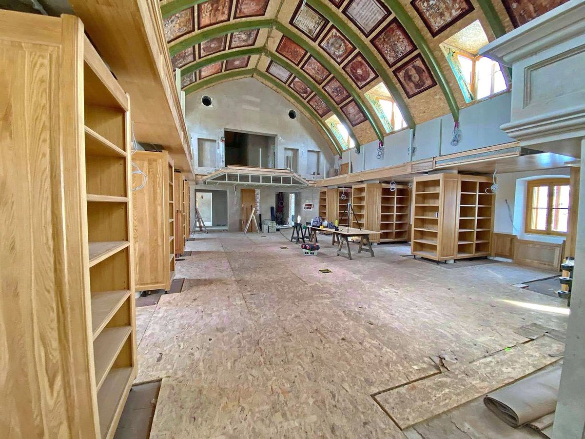 The interior of the Orbán family mansion is also memorable. Here is a photo of the library, taken in 2021 and obtained by HVG and a photo of the vault, posted by MP Ákos Hadházy.