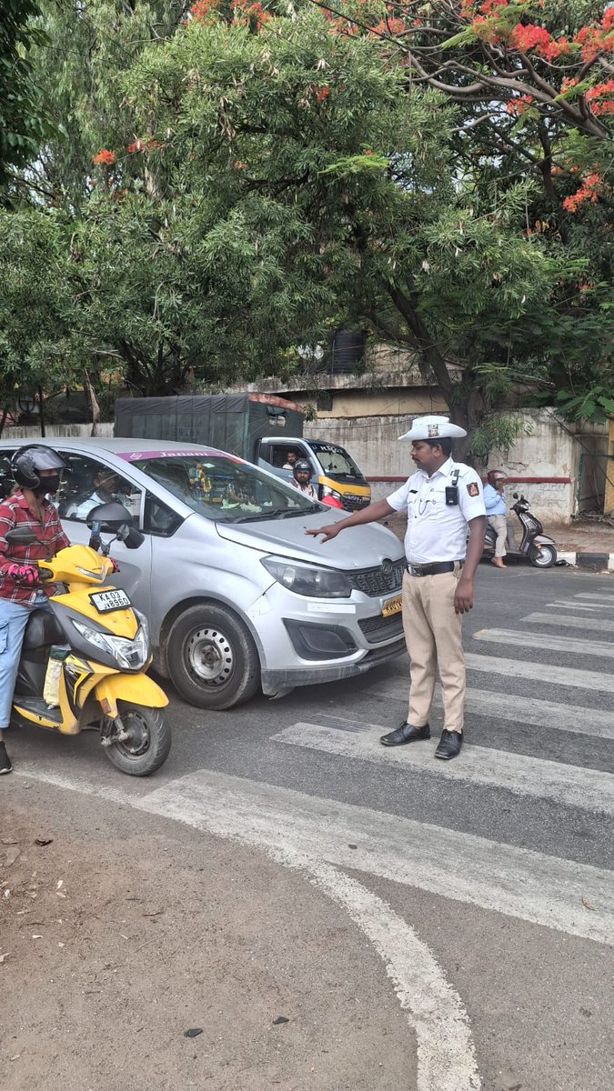 #TrafficAwerness
ಈ ದಿನ ಶಿವಾಜಿನಗರ ಸಂಚಾರ ಪೊಲೀಸ್ ಠಾಣೆಯ ಸಿಬ್ಬಂದಿಯವರು ಠಾಣಾ ಸರಹದ್ದಿನಲ್ಲಿ ವಾಹನ ಸವಾರರಿಗೆ stop line ಹಾಗೂ ಜಿಬ್ರಾ ಕ್ರಾಸ್ ಮೇಲೆ ವಾಹನಗಳನ್ನು ನಿಲ್ಲಿಸದಂತೆ ಸೂಕ್ತ ತಿಳುವಳಿಕೆ ನೀಡಲಾಯಿತು.