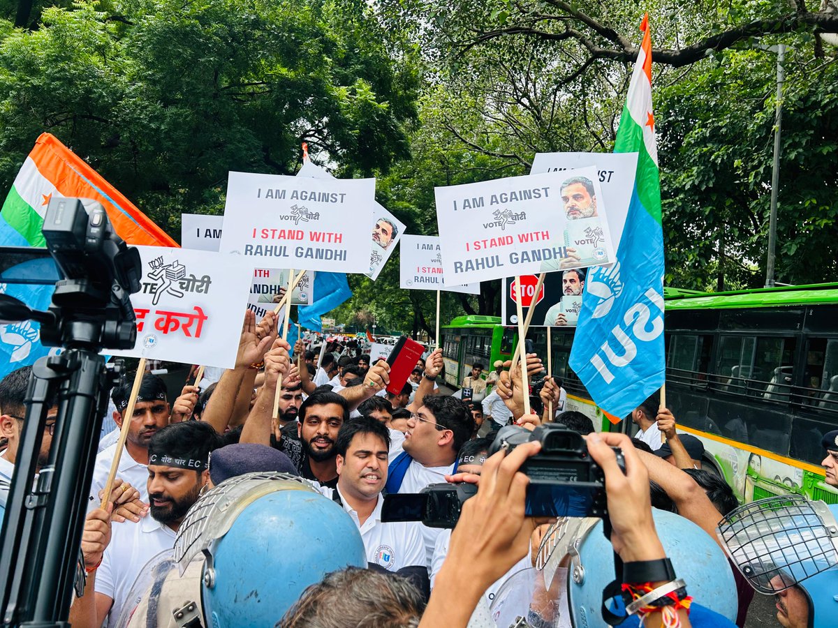 Congress (@incindia) on Twitter photo BJP рдФрд░ рдЪреБрдирд╛рд╡ рдЖрдпреЛрдЧ рдорд┐рд▓рдХрд░ рд╡реЛрдЯ рдЪреЛрд░реА рдХрд░ рд░рд╣реЗ рд╣реИрдВред
рд╡реЛрдЯ рдЪреЛрд░реА рджреЗрд╢ рдХреЗ рд▓рд┐рдП рдПрдХ рдЧрдВрднреАрд░ рдЦрддрд░рд╛ рд╣реИ, рдЬреЛ рд▓реЛрдХрддрд╛рдВрддреНрд░рд┐рдХ рд╡реНрдпрд╡рд╕реНрдерд╛ рдХреЛ рдЦрддреНрдо рдХрд░ рджреЗрдЧрд╛, рджреЗрд╢ рдХреЛ рдЕрдВрджрд░ рд╕реЗ рдЦреЛрдЦрд▓рд╛ рдХрд░ рджреЗрдЧрд╛ред
рд╣рдореЗрдВ рд╕рд╛рде рдорд┐рд▓рдХрд░ рдЗрд╕реЗ рд╣рд░ рд╣рд╛рд▓ рдореЗрдВ рд░реЛрдХрдирд╛ рд╣реЛрдЧрд╛ред
рдЖрдЬ <a href="/nsui/">NSUI</a> рдХреЗ рд╕рд╛рдерд┐рдпреЛрдВ рдиреЗ NSUI рдЕрдзреНрдпрдХреНрд╖ <a href="/varunchoudhary2/">Varun Choudhary</a> рдЬреА рдХреЗ рдиреЗрддреГрддреНрд╡ рдореЗрдВ 'рдЪреБрдирд╛рд╡ BJP рдФрд░ рдЪреБрдирд╛рд╡ рдЖрдпреЛрдЧ рдорд┐рд▓рдХрд░ рд╡реЛрдЯ рдЪреЛрд░реА рдХрд░ рд░рд╣реЗ рд╣реИрдВред
рд╡реЛрдЯ рдЪреЛрд░реА рджреЗрд╢ рдХреЗ рд▓рд┐рдП рдПрдХ рдЧрдВрднреАрд░ рдЦрддрд░рд╛ рд╣реИ, рдЬреЛ рд▓реЛрдХрддрд╛рдВрддреНрд░рд┐рдХ рд╡реНрдпрд╡рд╕реНрдерд╛ рдХреЛ рдЦрддреНрдо рдХрд░ рджреЗрдЧрд╛, рджреЗрд╢ рдХреЛ рдЕрдВрджрд░ рд╕реЗ рдЦреЛрдЦрд▓рд╛ рдХрд░ рджреЗрдЧрд╛ред
рд╣рдореЗрдВ рд╕рд╛рде рдорд┐рд▓рдХрд░ рдЗрд╕реЗ рд╣рд░ рд╣рд╛рд▓ рдореЗрдВ рд░реЛрдХрдирд╛ рд╣реЛрдЧрд╛ред
рдЖрдЬ <a href="/nsui/">NSUI</a> рдХреЗ рд╕рд╛рдерд┐рдпреЛрдВ рдиреЗ NSUI рдЕрдзреНрдпрдХреНрд╖ <a href="/varunchoudhary2/">Varun Choudhary</a> рдЬреА рдХреЗ рдиреЗрддреГрддреНрд╡ рдореЗрдВ 'рдЪреБрдирд╛рд╡