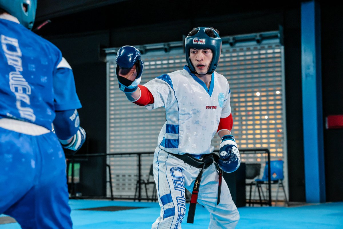 ¡AVANZA A SEMIS! 🎊 Grandiosa victoria esta madrugada del guatemalteco José Santiago en los 74kg, point fighting, del kickboxing en los Juegos Mundiales de Chengdu, para avanzar a semifinales. 💙🇬🇹

Un determinado y voraz Santiago superó 11-10 al húngaro Martin Balint, con