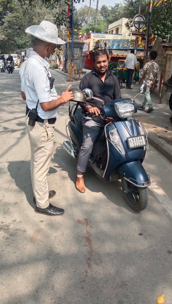 #TrafficAwerness 
ಈ ದಿನ ಶಿವಾಜಿನಗರ ಸಂಚಾರ ಪೊಲೀಸ್ ಠಾಣೆಯ ಸಿಬ್ಬಂದಿಯವರು ಠಾಣಾ ಸರಹದ್ದಿನಲ್ಲಿ ದ್ವಿ ಚಕ್ರ ವಾಹನ ಸವಾರರಿಗೆ ಐ ಎಸ್ ಐ ಮಾರ್ಕ್ ಹೊಂದಿರುವ ಫುಲ್ ಹೆಲ್ಮೆಟ್ ಧರಿಸುವಂತೆ ಸೂಕ್ತ ತಿಳುವಳಿಕೆ ನೀಡಲಾಯಿತು..