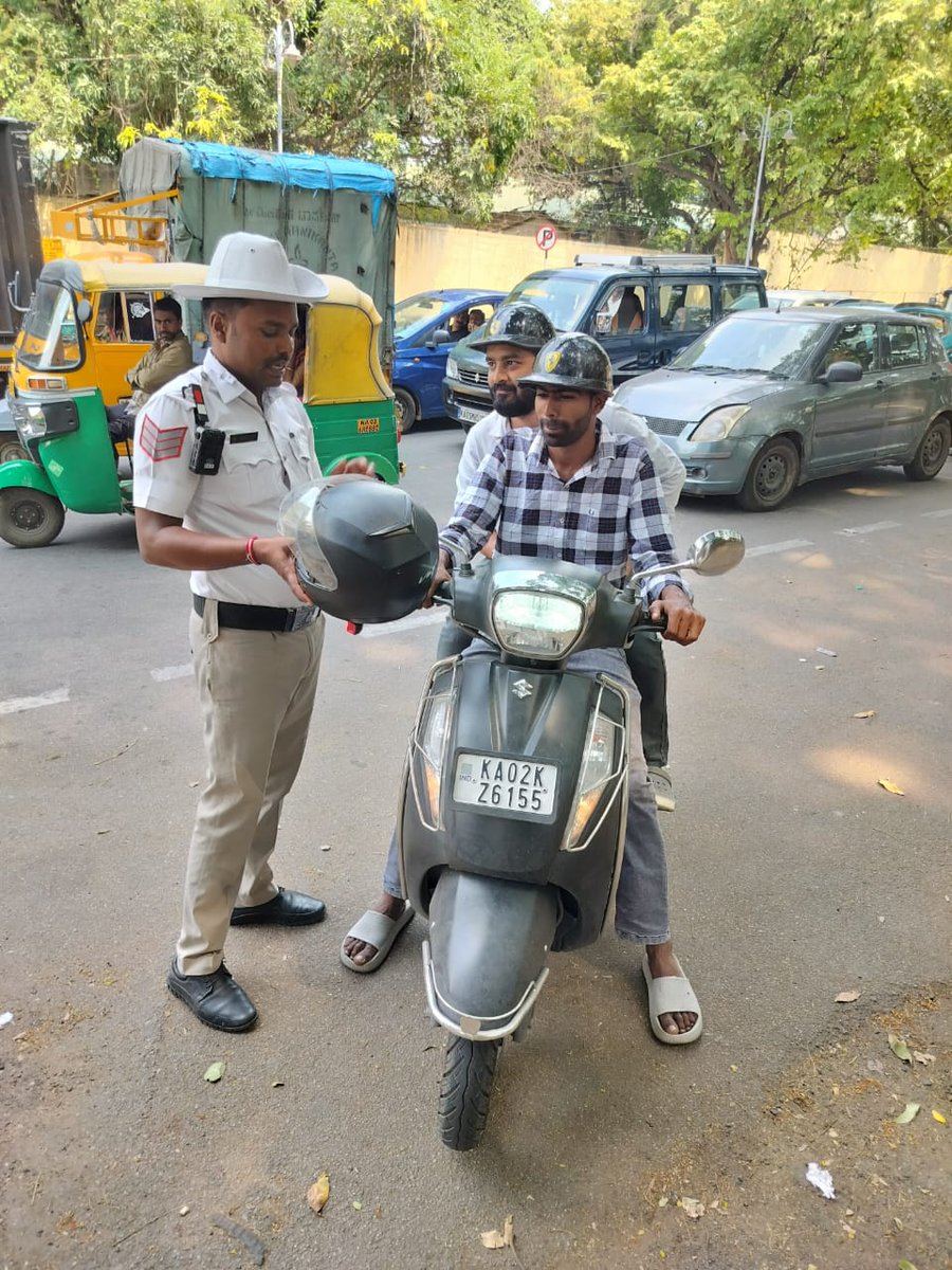 #TrafficAwerness 
ಈ ದಿನ ಶಿವಾಜಿನಗರ ಸಂಚಾರ ಪೊಲೀಸ್ ಠಾಣೆಯ ಸಿಬ್ಬಂದಿಯವರು ಠಾಣಾ ಸರಹದ್ದಿನಲ್ಲಿ ದ್ವಿ ಚಕ್ರ ವಾಹನ ಸವಾರರಿಗೆ ಐ ಎಸ್ ಐ ಮಾರ್ಕ್ ಹೊಂದಿರುವ ಫುಲ್ ಹೆಲ್ಮೆಟ್ ಧರಿಸುವಂತೆ ಸೂಕ್ತ ತಿಳುವಳಿಕೆ ನೀಡಲಾಯಿತು.
