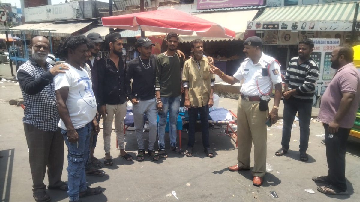 #TrafficAwerness
ಈ ದಿನ ಶಿವಾಜಿನಗರ ಸಂಚಾರ ಪೊಲೀಸ್ ಠಾಣೆಯ ಎ ಎಸ್ ಐ ರವರು ಠಾಣಾ ಸರಹದ್ದಿನಲ್ಲಿ ಆಟೋ ಚಾಲಕರಿಗೆ ಯೂನಿಫಾರ್ಮ್ ಧರಿಸುವಂತೆ ಹಾಗೂ ಸಂಚಾರ ನಿಯಮಗಳನ್ನು ಪಾಲಿಸುವಂತೆ ಸೂಕ್ತ ತಿಳುವಳಿಕೆ ನೀಡಲಾಯಿತು.