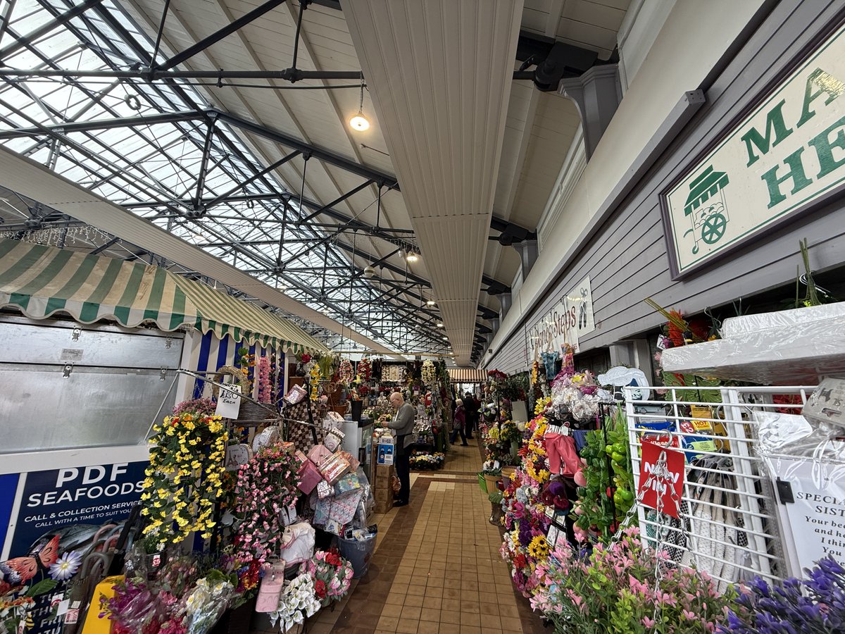 It's Market Day at Fleetwood!🛍️
It's easy to get there wit Bus or Tram! 😃
With frequent services on routes 1 and 14 🚌 and Trams every 10 minutes!🚊
Plan your journey here: ow.ly/mGz450Vj3Bj 📲