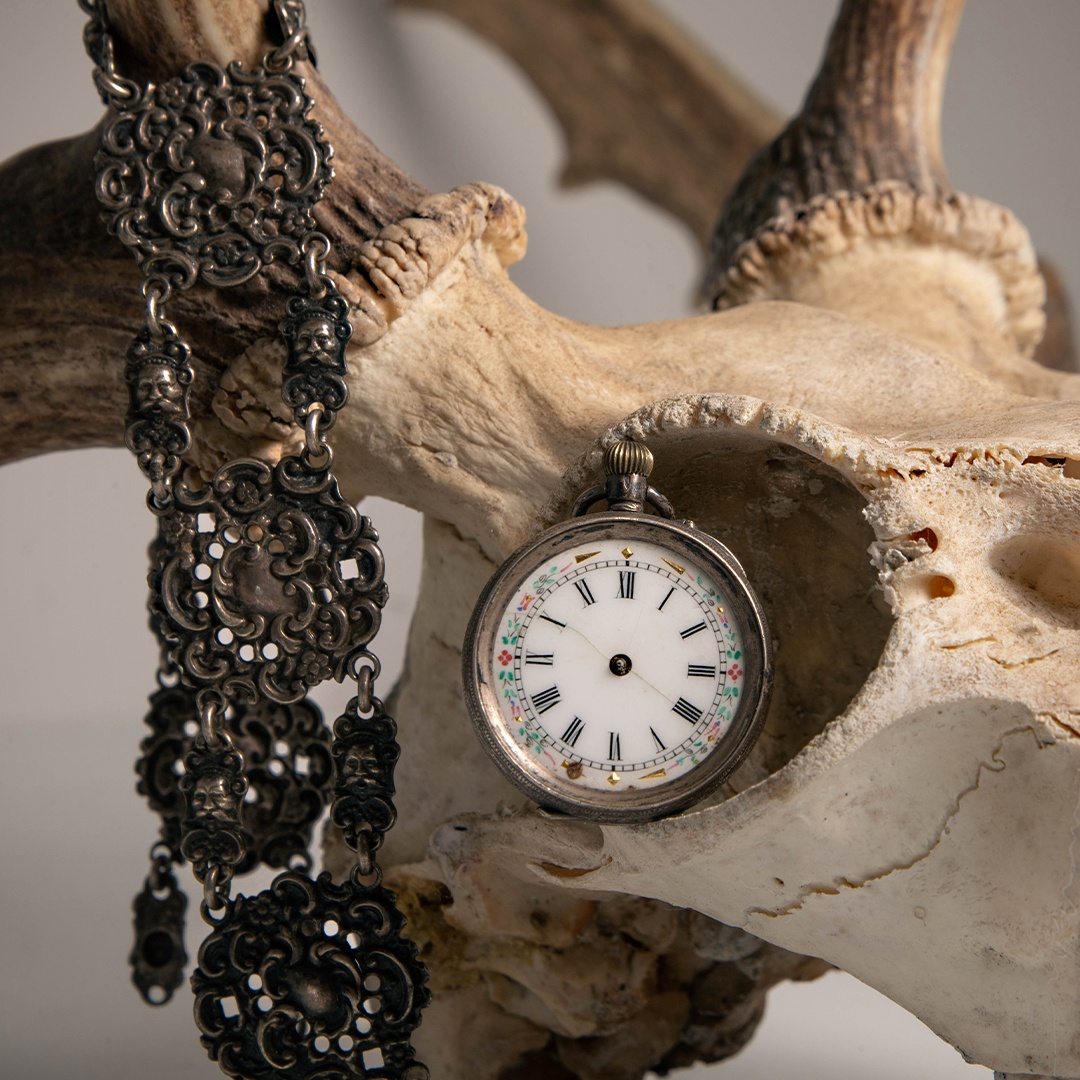 Sworders (@swordersfineart) on Twitter photo 🔨Remember to join us for today's Homes & Interiors auction, commencing live online at 9.30am.
⏱️Highlights include an impressive selection of clocks, garden ornaments and Asian Art, not to be missed.
➡️Browse the full catalogue online now at bit.ly/40OotxI
#auction 🔨Remember to join us for today's Homes & Interiors auction, commencing live online at 9.30am.
⏱️Highlights include an impressive selection of clocks, garden ornaments and Asian Art, not to be missed.
➡️Browse the full catalogue online now at bit.ly/40OotxI
#auction