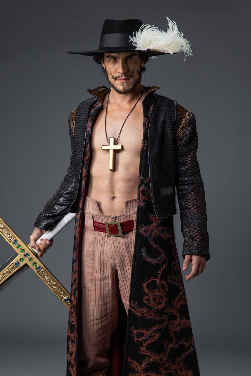 미호크 옷 실사로 보니 바지 너무 아슬 아슬해서 미치겠음 후후 불면 훅 내려갈 거 같은데 이러고 싸운다고 ? 이게 세최검의 패션이라고 ? 나라도 구질 구질하게 덤벼 세최검하고 찔러보다가 다 썰릴 듯