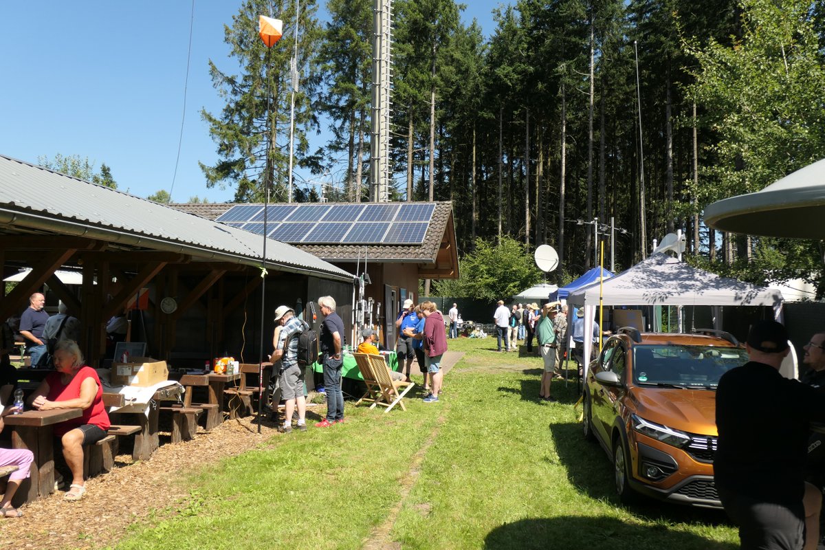 df4wp's tweet image. Fieldday beim DARC OV Mümlingtal F35 - Vorgeführt wurden FM-Funknetz, #Meshtastic, #RADE, QO-100, SatNOGS, Kurzwelle, UKW und vieles mehr. Eine rundum gelungene Veranstaltung! #darc #hamradio #amateurfunk