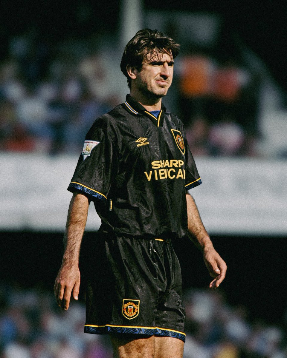 Manchester United, 1993/95 yılları arasında giydiği deplasman formasından esinlenerek üretilen alternatif formasının tanıtımını yaptı.