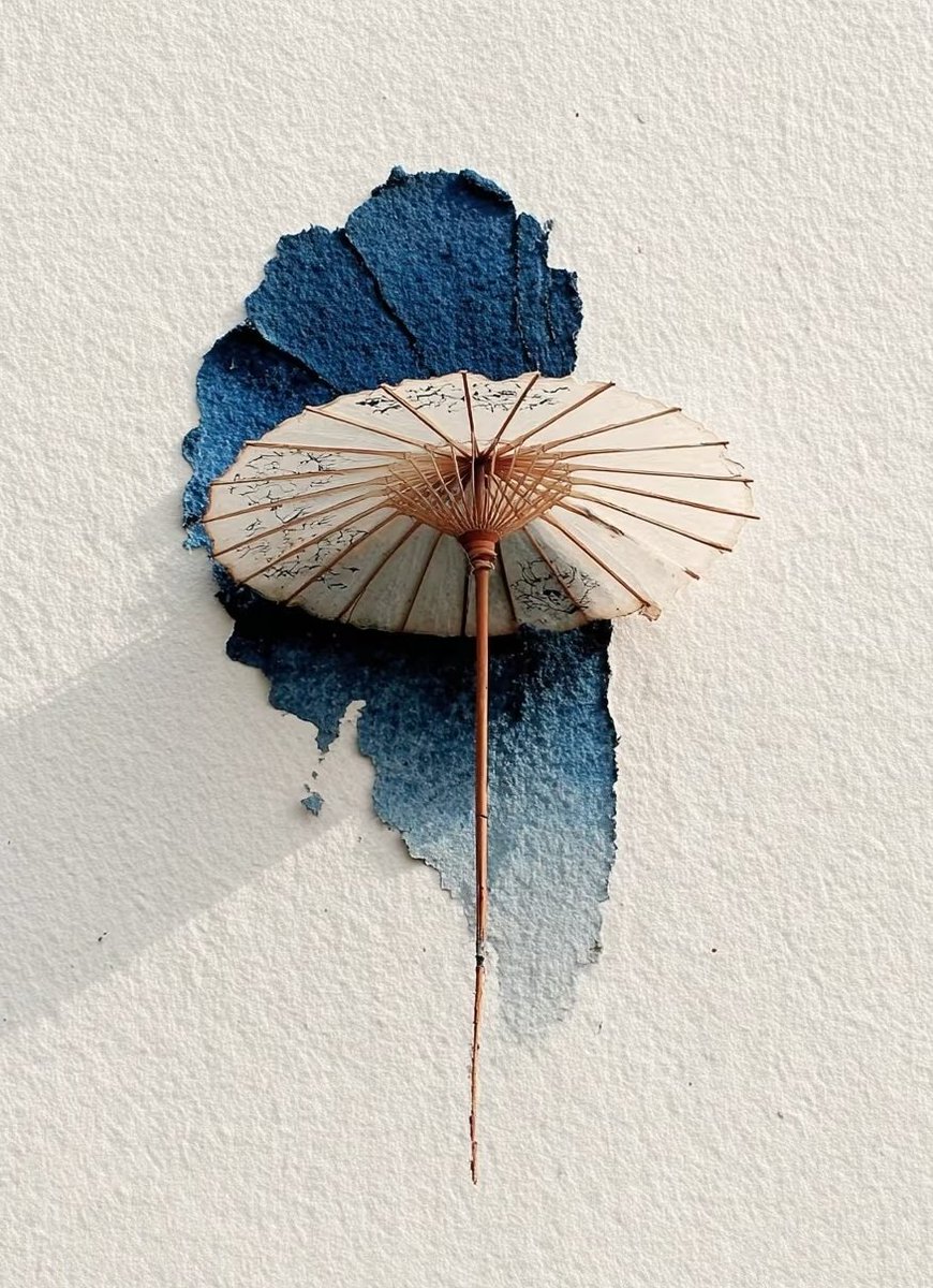 烟雨长街花自落，油伞一柄情难掩。
#油纸伞