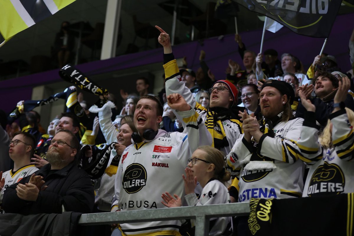 Stavanger Oilers (@stavangeroilers) on Twitter photo En måned igjen til sesongstart! ✨ 12.september braker det løs mot Frisk i Asker. Det gledes til å se adle sammen i <a href="/DNB_Arena/">DNB Arena</a> 18.september 💛🖤 
ℹ️ NB. Det er kun noen uker igjen av sesongkortsalget, og enkeltbillettsalget starter i slutten av august. oilers.no/sesongkort En måned igjen til sesongstart! ✨ 12.september braker det løs mot Frisk i Asker. Det gledes til å se adle sammen i <a href="/DNB_Arena/">DNB Arena</a> 18.september 💛🖤 
ℹ️ NB. Det er kun noen uker igjen av sesongkortsalget, og enkeltbillettsalget starter i slutten av august. oilers.no/sesongkort