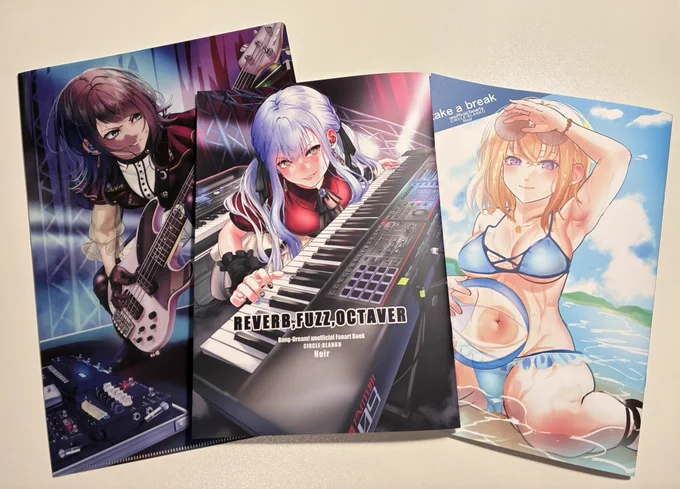 新刊セットの見本です。楽器本、A4クリアファイル、おまけ本3点セット #C106