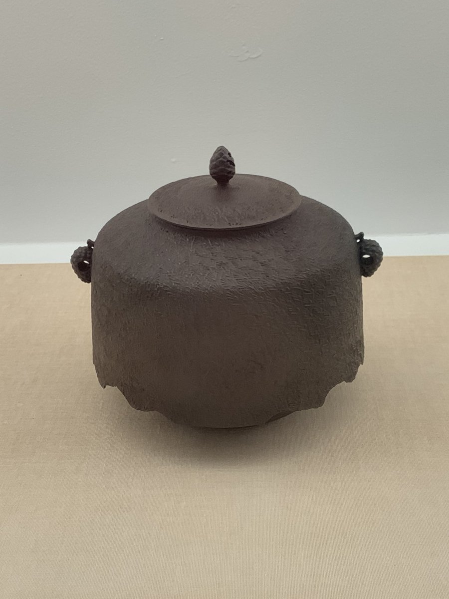 【伝活】岩手県立美術館には、舟越保武、萬鉄五郎ら県出身の彫刻家、画家に加え、南部鉄器の人間国宝、十三代鈴木盛久（1896〜1976）の作品が展示されていました。鈴木家は南部藩の御用鋳物師。十三代は戦時中の「鉄統制令」の際、政府に陳情し、年20個の生産を許された工人の一人となったそうです