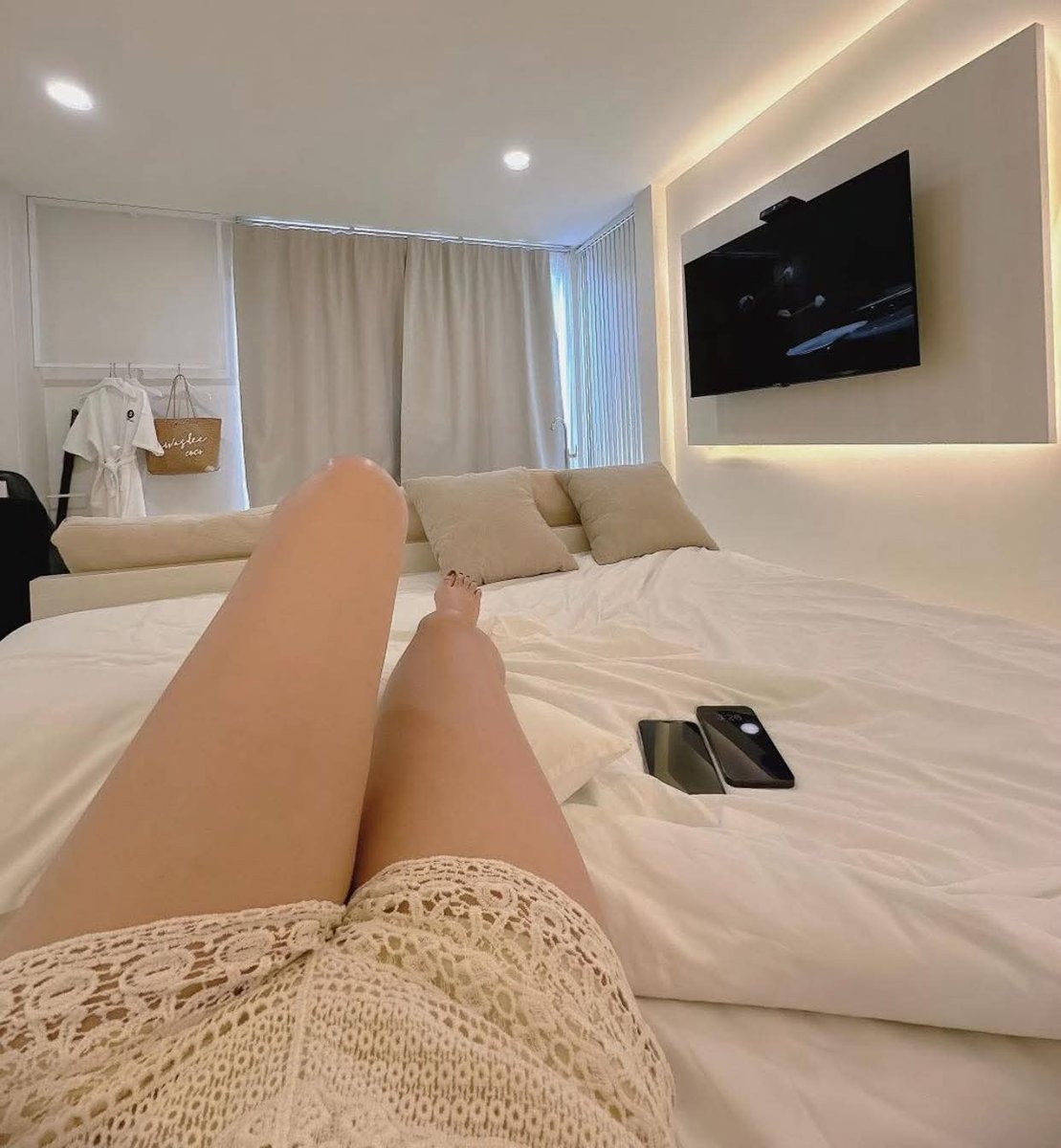 Dừng lại ở cái nắm tay thì đời không khổ😌 
Tự dưng vắt chân lên cổ để giờ phải tương tư.