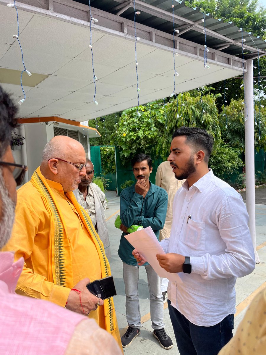 संसदीय कार्य मंत्री मा. सुरेश खन्ना जी से मुलाक़ात कर गोरखपुर मैं #छात्रसंघ_बहाली_का_मुद्दा विधानसभा में उठाने की मांग किया..

#Lucknow

<a href="/RahulGandhi/">Rahul Gandhi</a> <a href="/priyankagandhi/">Priyanka Gandhi Vadra</a> <a href="/varunchoudhary2/">Varun Choudhary</a> <a href="/kashikirai/">Ajay Rai🇮🇳</a>