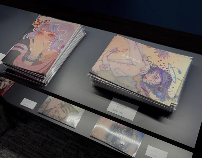 アクリルキーホルダーとしおりに加えて 画集2種とポストカード5種、キャンバスプリントも販売中です
