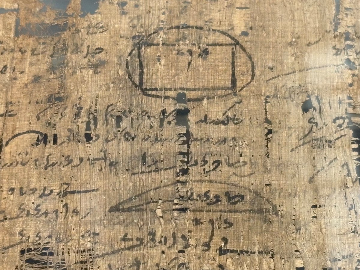 Paseando por el Museo del Cairo (el viejo) me encontré este papiro matemático del que no he encontrado más documentación. Contiene problemas geométricos y data del 700 a.C.