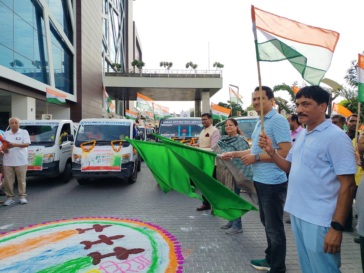 दिनाँक 12/08/2025 को नगर निगम अलीगढ़ के तत्वाधान में हर घर तिरंगा वाहन रैली को हरी झंडी दिखाई गई. हेवीटेट सेंटर से