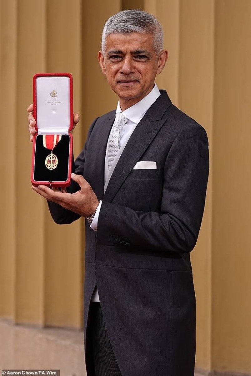 Mofoman360's tweet image. If this was a petition to get Sadiq Khan’s knighthood removed would you sign ✍🏻 it