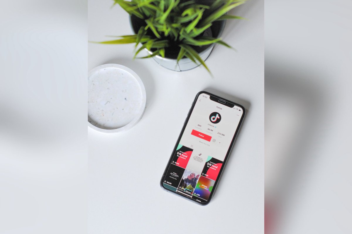 📱 ¿Por qué TikTok engancha tanto?
Algoritmo ultra-personalizado, vídeos cortos, recompensa variable, sentido de comunidad y facilidad para crear contenido. Una mezcla de psicología + tecnología que lo hace irresistible.