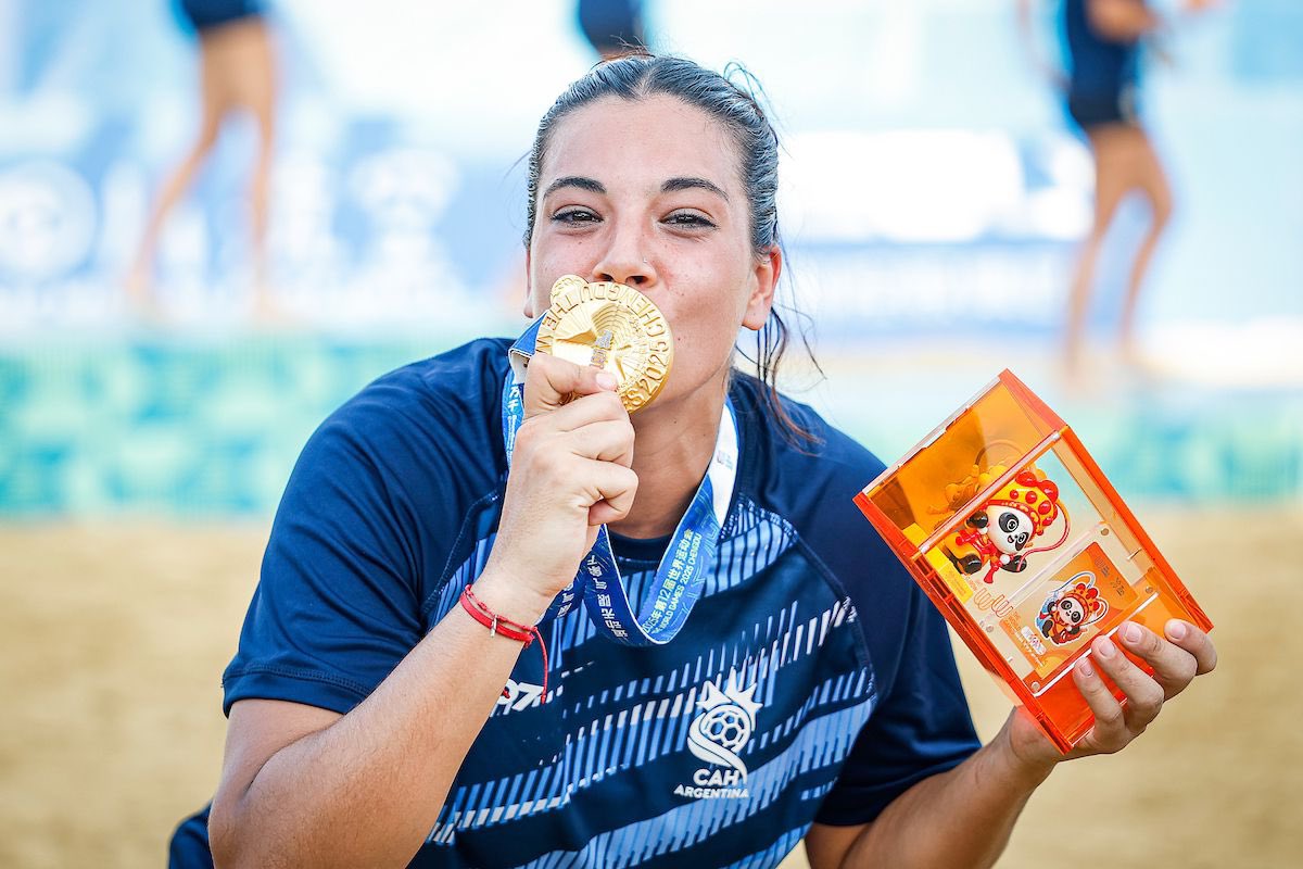 Nuesta jugadora Zoe Turnes 🤾🏽‍♀️ se ha proclamado CAMPEONA DEL MUNDO DE BALONMANO PLAYA 🏝️ con su selección Argentina 🇦🇷 

Toda la familia de Adesal está muy orgullosa de ti y de tus logros 🏆 

En nada lo estamos celebrando todas juntas!! 👏🏽