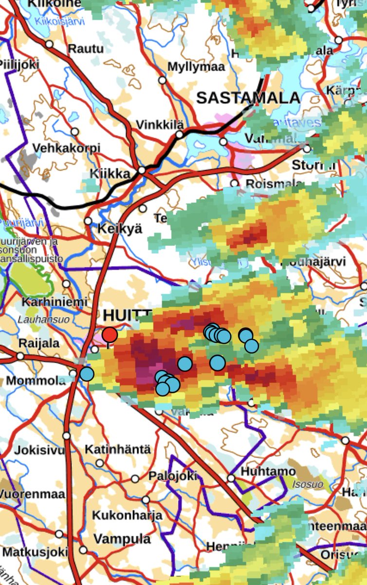 Huittisissa on havaittu trombi tänään iltapäivällä. Nyt iltapäivän aikana tuuliväänne on lisääntynyt, joten trombeja tai ainakin suppilopilviä voi esiintyä muissakin ukkossoluissa. Video tapauksesta näkyy Facebookissa: facebook.com/share/v/1AXVHi…

#sää #ukkonen #myrskybongaus #trombi