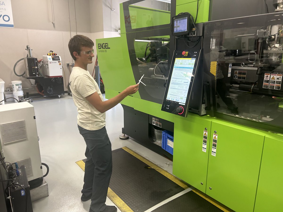 TDatCCC's tweet photo. Week two of RJG, Inc. Master Molder I in our Plastics Lab! ⚡️ Three students, three states, three different #plastics industries—here learning side by side. Thanks to @VisionPlastics, @KeiKimball & @Plastipak for supporting your teams! #PlasticTechnology #MasterMolder #RJG https://t.co/AazDwdNo3C