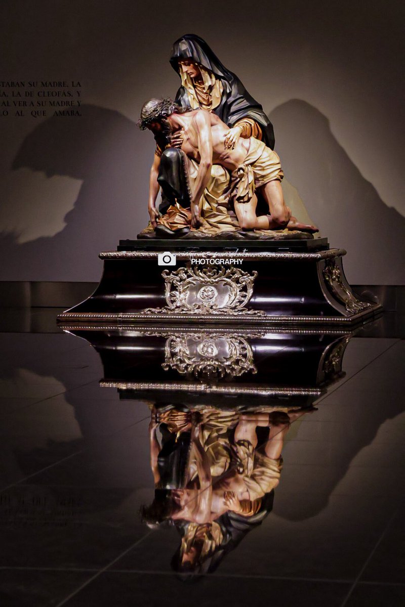 VirCuevas79's tweet photo. Un instante eterno de amor y dolor. La Madre sostiene al hijo, y en ese abrazo se funde la fe, el arte y la historia. Una creación magistral de Navarro Arteaga, que te deja con la mirada atenta al trasformar la madera en sentimiento y que nos recuerda que la belleza también nace del sacrificio. Belleza absoluta!

#Piedad #ArteSacra #NavarroArteaga
#Leon