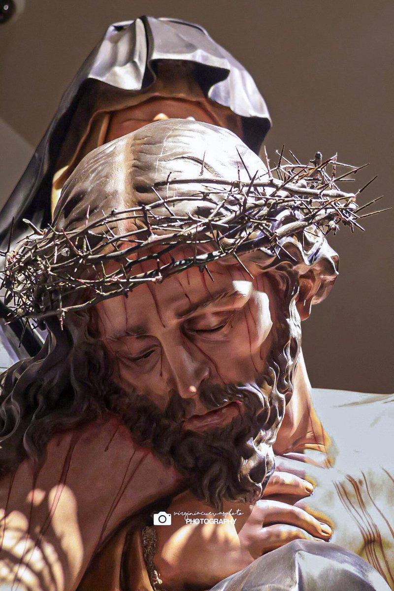 Un instante eterno de amor y dolor. La Madre sostiene al hijo, y en ese abrazo se funde la fe, el arte y la historia. Una creación magistral de Navarro Arteaga, que te deja con la mirada atenta al trasformar la madera en sentimiento y que nos recuerda que la belleza también nace